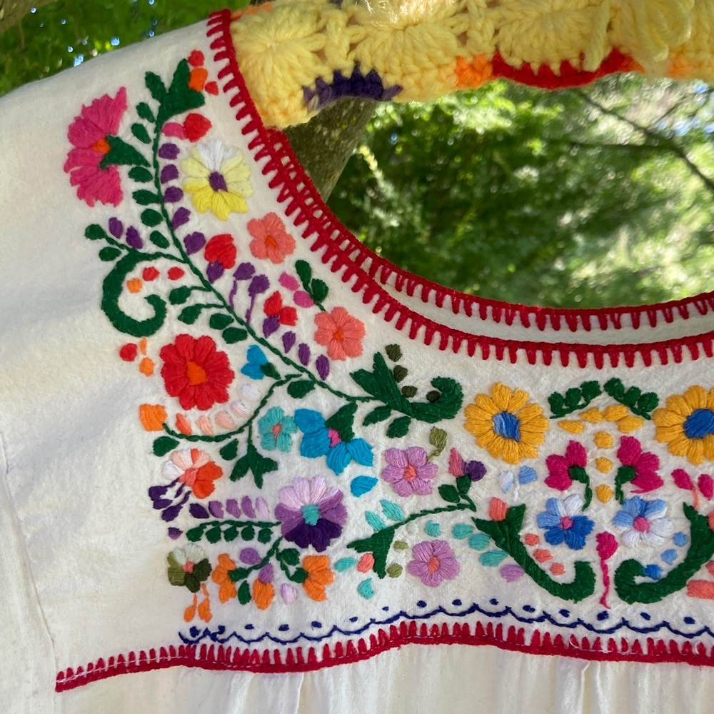 White Embroidered Floral Peasant Top - Unbranded. True vintage Mexican blouse.